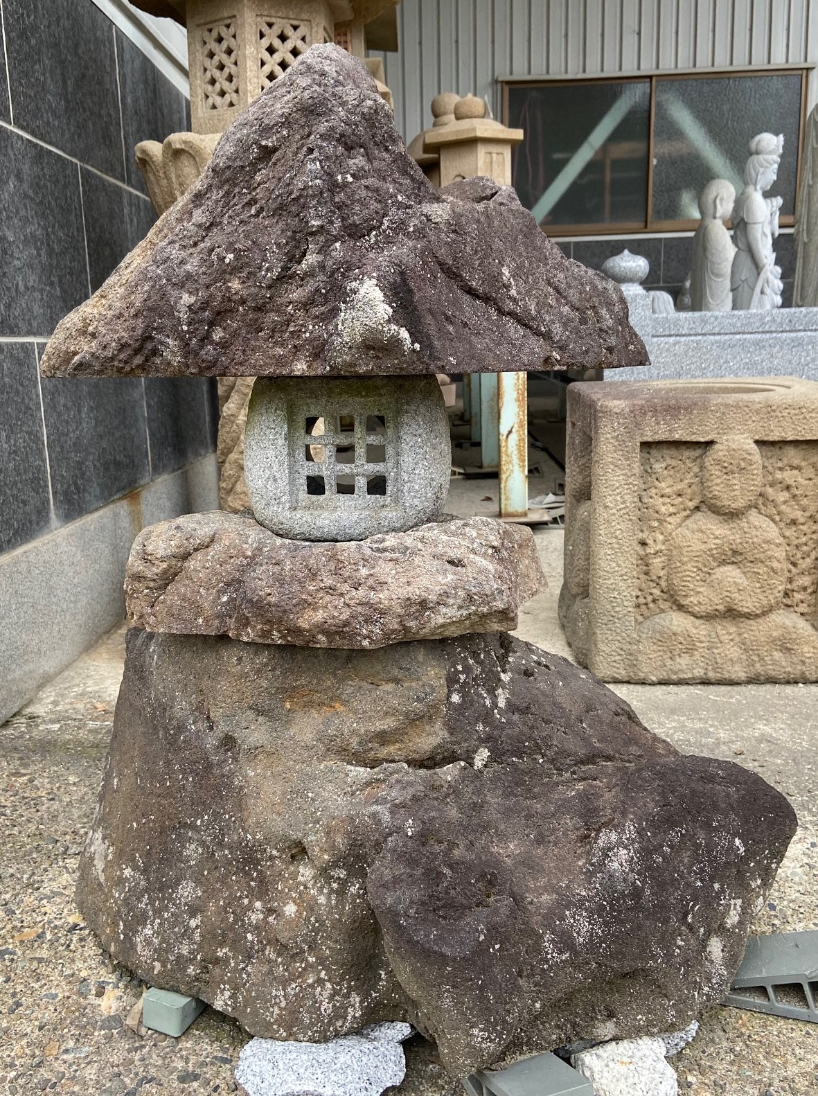 鳥海石の石灯籠 鳥海山灯籠 | 朝倉商事株式会社